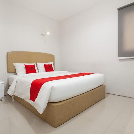 Hotel Reddoorz Near Pasar Turi Station à Kapasari Extérieur photo
