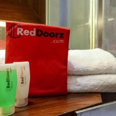 Hotel Reddoorz Near Pasar Turi Station à Kapasari Extérieur photo