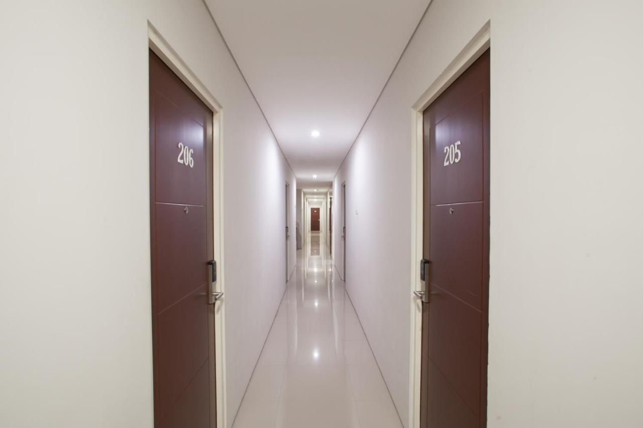 Hotel Reddoorz Near Pasar Turi Station à Kapasari Extérieur photo