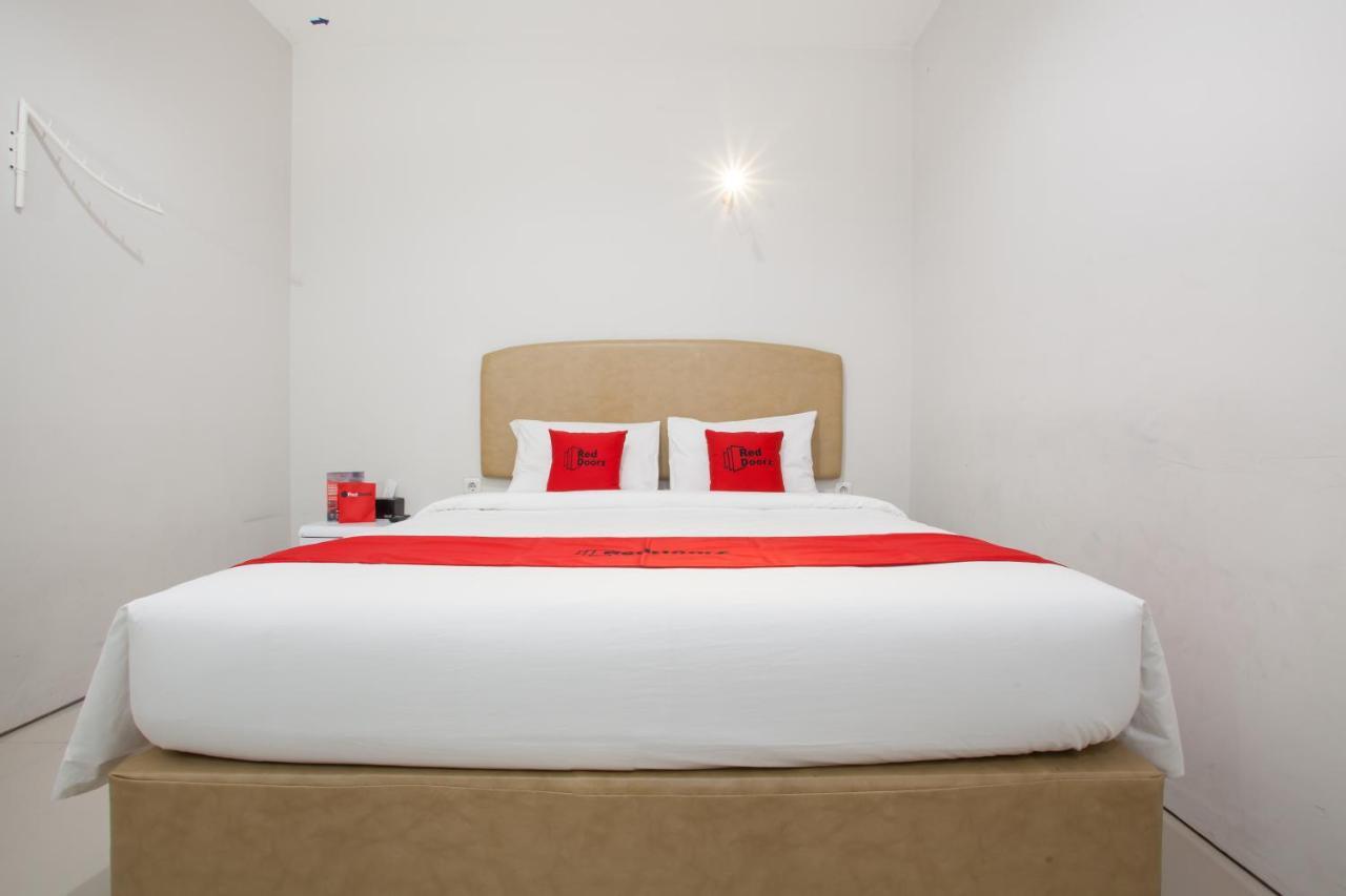 Hotel Reddoorz Near Pasar Turi Station à Kapasari Extérieur photo