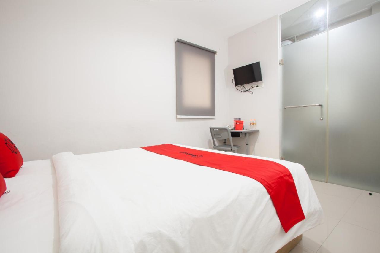Hotel Reddoorz Near Pasar Turi Station à Kapasari Extérieur photo