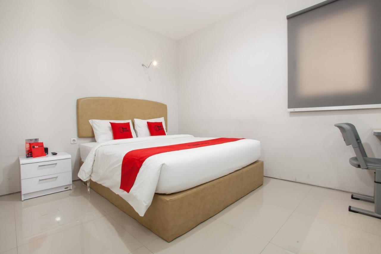 Hotel Reddoorz Near Pasar Turi Station à Kapasari Extérieur photo