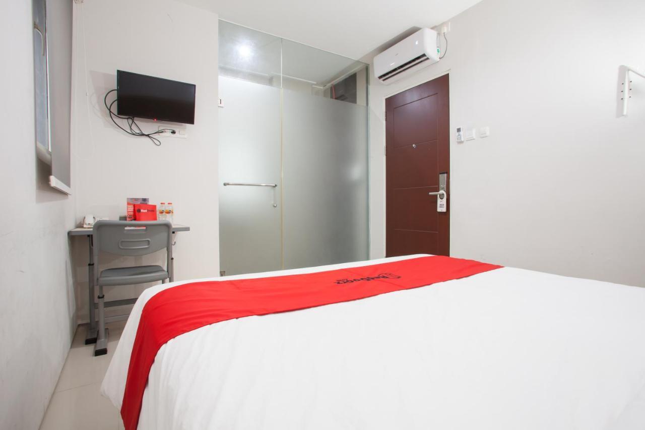 Hotel Reddoorz Near Pasar Turi Station à Kapasari Extérieur photo