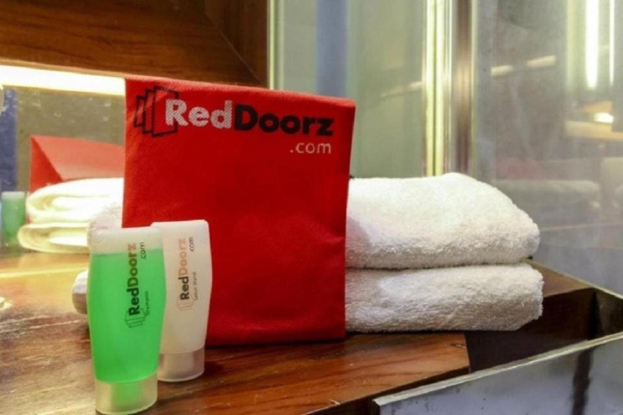 Hotel Reddoorz Near Pasar Turi Station à Kapasari Extérieur photo