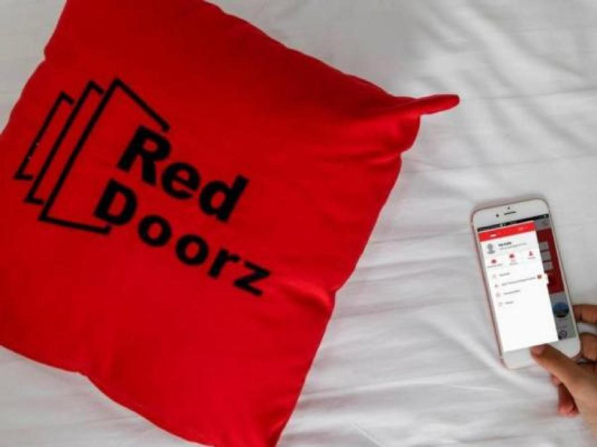 Hotel Reddoorz Near Pasar Turi Station à Kapasari Extérieur photo