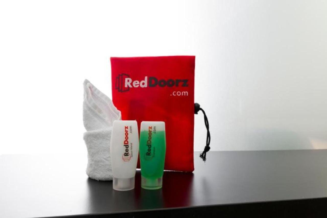 Hotel Reddoorz Near Pasar Turi Station à Kapasari Extérieur photo