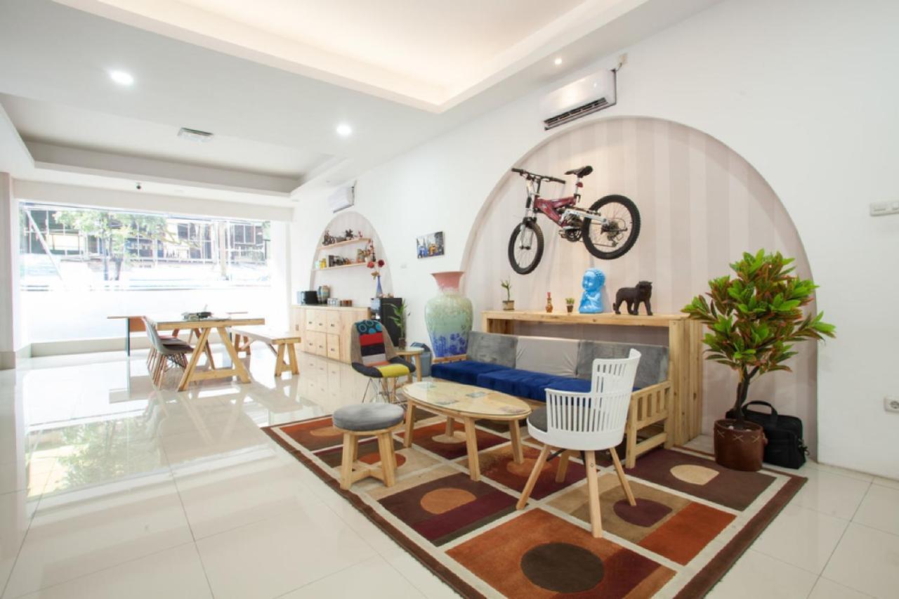 Hotel Reddoorz Near Pasar Turi Station à Kapasari Extérieur photo